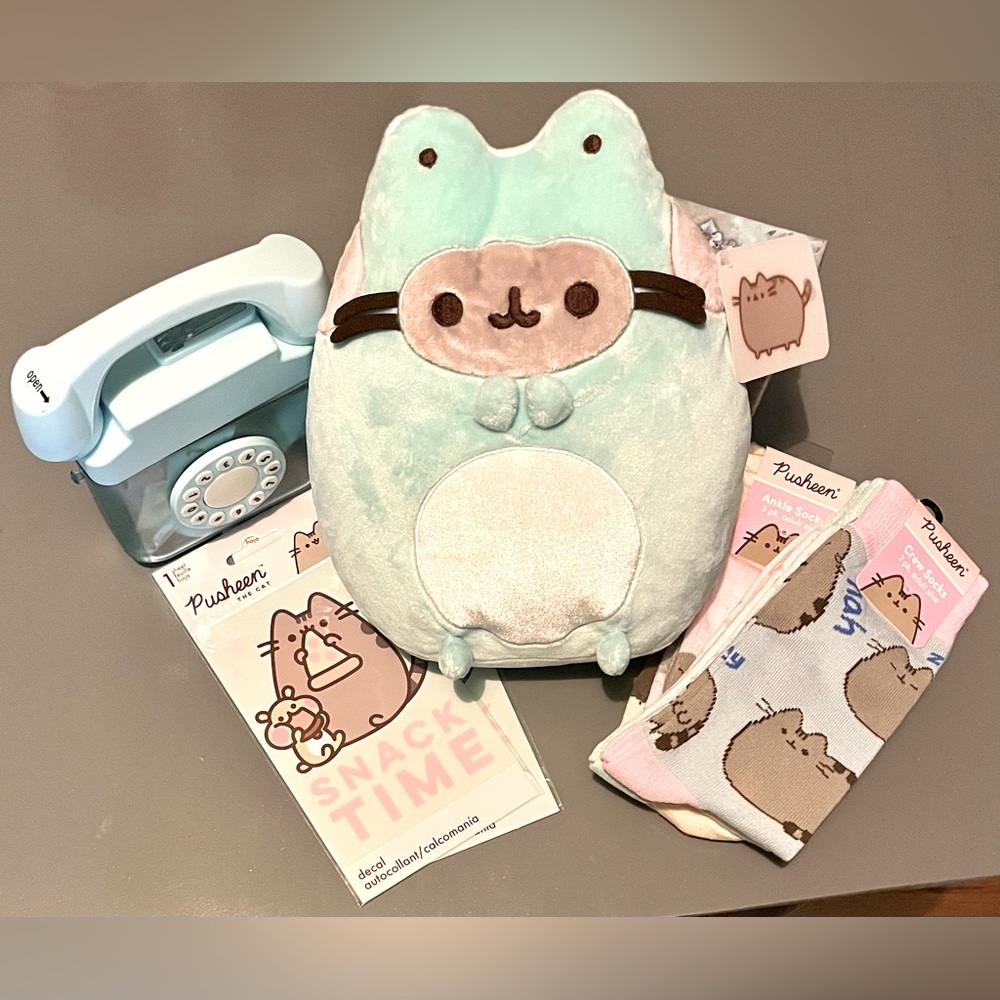 NWT! PUSHEEN BUNDLE NWT! ALSO THE CUTEST KAWAII 📞 WATER BOTTLE YOU EVER SEEN!!!